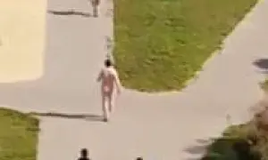 В Питере завели дело на психбольного, который голышом гулял на детской площадке (ВИДЕО)