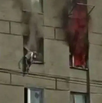 на сахалине, спасаясь от огня, из окна четвёртого этажа выпрыгнула женщина с ребёнком (видео) - Сайт Газеты «Совершенно Секретно»