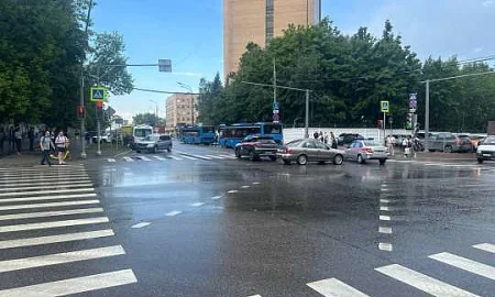 Подозрительный предмет под автомобилем на юго-западе Москвы обезврежен взрывом, пострадавших нет
