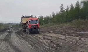Федеральная трасса Р-504 «Колыма» уходит под землю: десятки фур застряли в грязевой ловушке