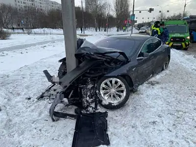 двое детей пострадали в дтп с tesla, которая влетела в фонарный столб на юго-востоке москвы (видео) - Сайт Газеты «Совершенно Секретно»