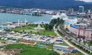 В Батуми грузинские оппозиционеры встретили российских туристов с яйцами (ВИДЕО)