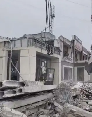 до 40 человек под завалами: украинская армия обстреляла пекарню в одном из городов лнр (видео) - Сайт Газеты «Совершенно Секретно»