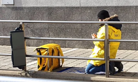 Курьерам-мусульманам запретили доставлять алкоголь, свинину и не халяльное мясо 