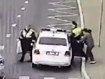 в питере мужчина подбежал к сотруднику гибдд и несколько раз ударил его ножом (видео) - Сайт Газеты «Совершенно Секретно»