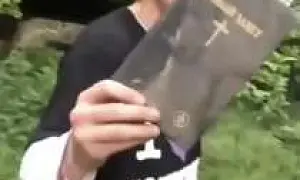 Подростков, которые публично сожгли Библию, заключили под стражу