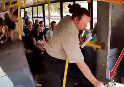 аферист украл билеты у водителя автобуса, чтобы под видом кондуктора собрать деньги (видео) - Сайт Газеты «Совершенно Секретно»