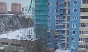 В Подмосковье из-за обрушения строительных лесов рабочие получили тяжелые травмы (ВИДЕО)