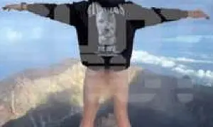 Власти Индонезии отправят домой россиянина за то, что он оголился на священной горе (ВИДЕО)