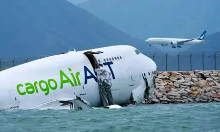 В Гонконге грузовой Boeing 747 выкатился в море, 2 человека погибли