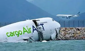 В Гонконге грузовой Boeing 747 выкатился в море, 2 человека погибли