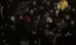 В Екатеринбурге мигранты устроили массовую драку на пункте «Озона» из-за спешки на автобус (ВИДЕО)