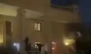 В Багдаде протестующие захватили посольство Швеции после того, как в Стокгольме разрешили сжечь Коран (ВИДЕО)