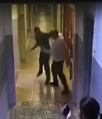 в свердловской области мужчина избил полицейского на глазах у его коллег (видео) - Сайт Газеты «Совершенно Секретно»