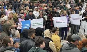 Около 500 человек вышли на митинг во Владивостоке против повышения утильсбора