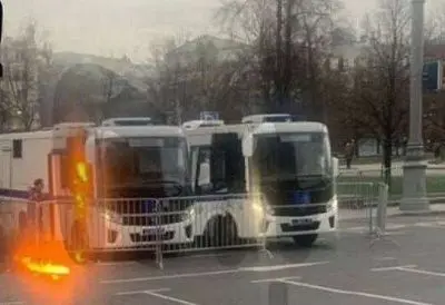 в центре москвы мужчина бросил в автозак «коктейль молотова»  - Сайт Газеты «Совершенно Секретно»