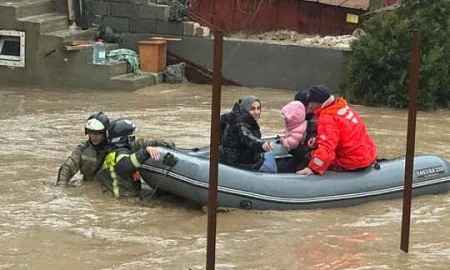 В Махачкале ввели режим ЧС из-за наводнения после мощных ливней: нет света, разрушены мосты, дома уходят под воду