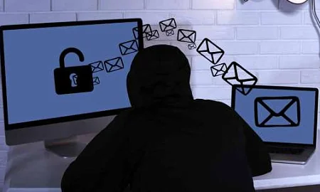 Мошенники начали атаковать россиян письмами со скрытыми подписками