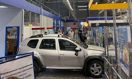 В Подмосковье автомобиль влетел в торговый зал гипермаркета и задавил человека 