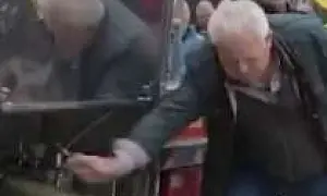 Испанские фермеры в знак протеста вылили 25 тысяч литров вина