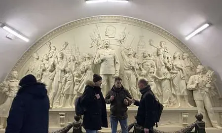 У пассажиров московского метро теперь могут выборочно досматривать телефоны