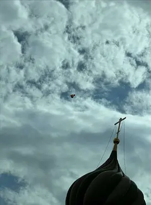 на красной площади два таджика запустили четыре воздушных шара с флагом украины - Сайт Газеты «Совершенно Секретно»