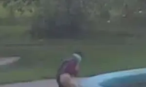 На Урале двое мужчин, которые представились участниками СВО, пытались утопить девушку из-за цвета волос (ВИДЕО)