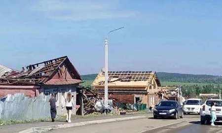 После мощного торнадо в Свердловской области сотни людей остались без крова