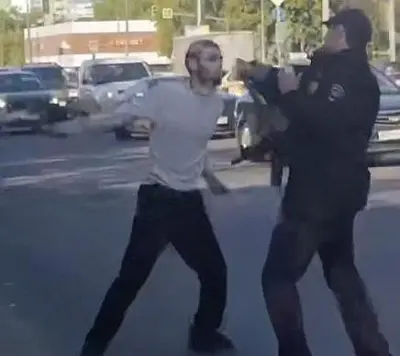 в москве таджик с ножом и «коктейлем молотова» напал на полицейских - Сайт Газеты «Совершенно Секретно»