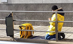 Курьерам-мусульманам запретили доставлять алкоголь, свинину и не халяльное мясо 