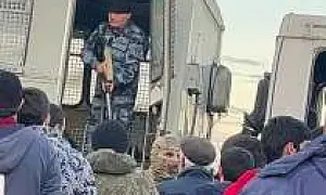 В Дагестане полиция жёстко разогнала толпу, требовавшую справедливого суда над убийцами (ВИДЕО)