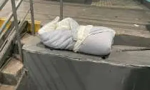 В Москве мать, отсидевшая за оставление ребенка в опасности, кинула младенца в подъезде (ВИДЕО)