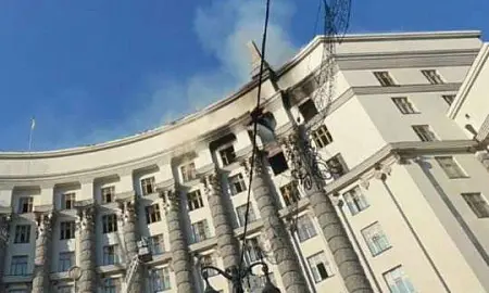 Киев под ударом: пожар в здании кабмина и тысяча «Гераней»