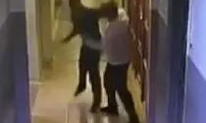 В Свердловской области мужчина избил полицейского на глазах у его коллег (ВИДЕО)