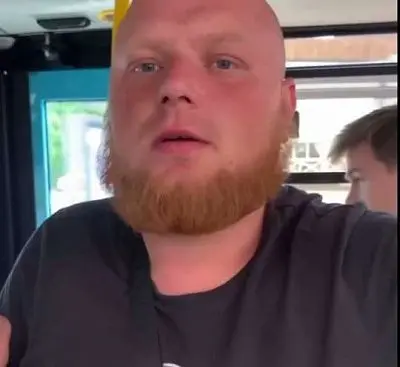 назвал обезьяной и чунга-чангой: в петербурге наказали хулигана за оскорбление темнокожей девушки (видео) - Сайт Газеты «Совершенно Секретно»