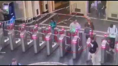 житель москвы побил женщину, которая не дала пройти турникет по её билету (видео) - Сайт Газеты «Совершенно Секретно»