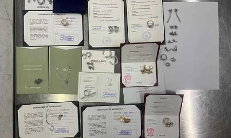 Таможенники изъяли у россиянки, прибывшей из Дубая, ювелирку на 36 млн рублей