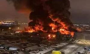 Горит 18 000 кв. метров: в Подмосковье пожар уничтожил часть торгового центра «Мега Химки» (ВИДЕО)