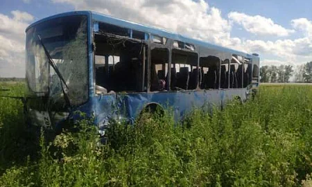 Один человек погиб и 10 пострадали при лобовом столкновении грузовика с пассажирским автобусом в Кузбассе