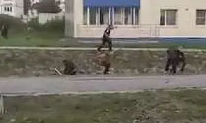 На Сахалине группа мужчин устроила драку с перестрелкой в одном из дворов (ВИДЕО)