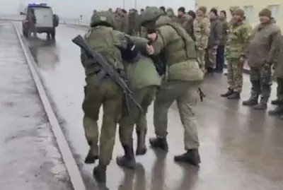 в россии за неисполнение приказа демонстративно арестовали двух мобилизованных (видео) - Сайт Газеты «Совершенно Секретно»
