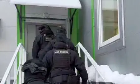 Более 900 мигрантов попали в полицию после рейда по "Перекресткам" в Петербурге