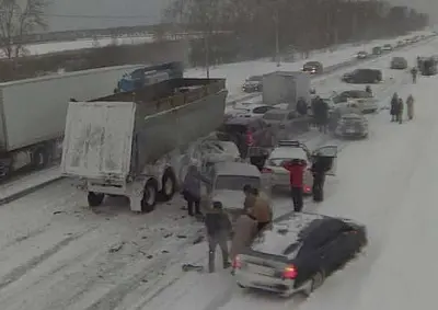 на трассе между челябинском и екатеринбургом произошло массовое дтп, в котором столкнулись 13 машин - Сайт Газеты «Совершенно Секретно»