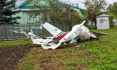 Самолёт рухнул в огороде частного дома в Татарстане. Погибли курсант и инструктор