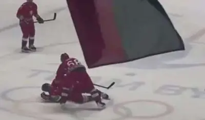 лукашенко сбили с ног во время хоккейного матча - Сайт Газеты «Совершенно Секретно»