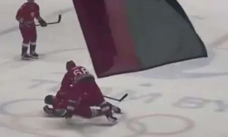 Лукашенко сбили с ног во время хоккейного матча