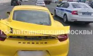 Упал на Porshe: на МКАД в ДТП серьезно пострадал мужчина (ВИДЕО)
