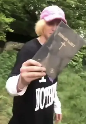 подростков, которые публично сожгли библию, заключили под стражу - Сайт Газеты «Совершенно Секретно»