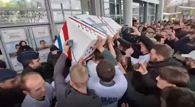 фермеры пришли на обед к макрону… с гробом - Сайт Газеты «Совершенно Секретно»