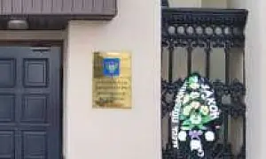 «Здесь похоронен закон». В Москве активистки возложили венок с надписью к Генпрокуратуре 